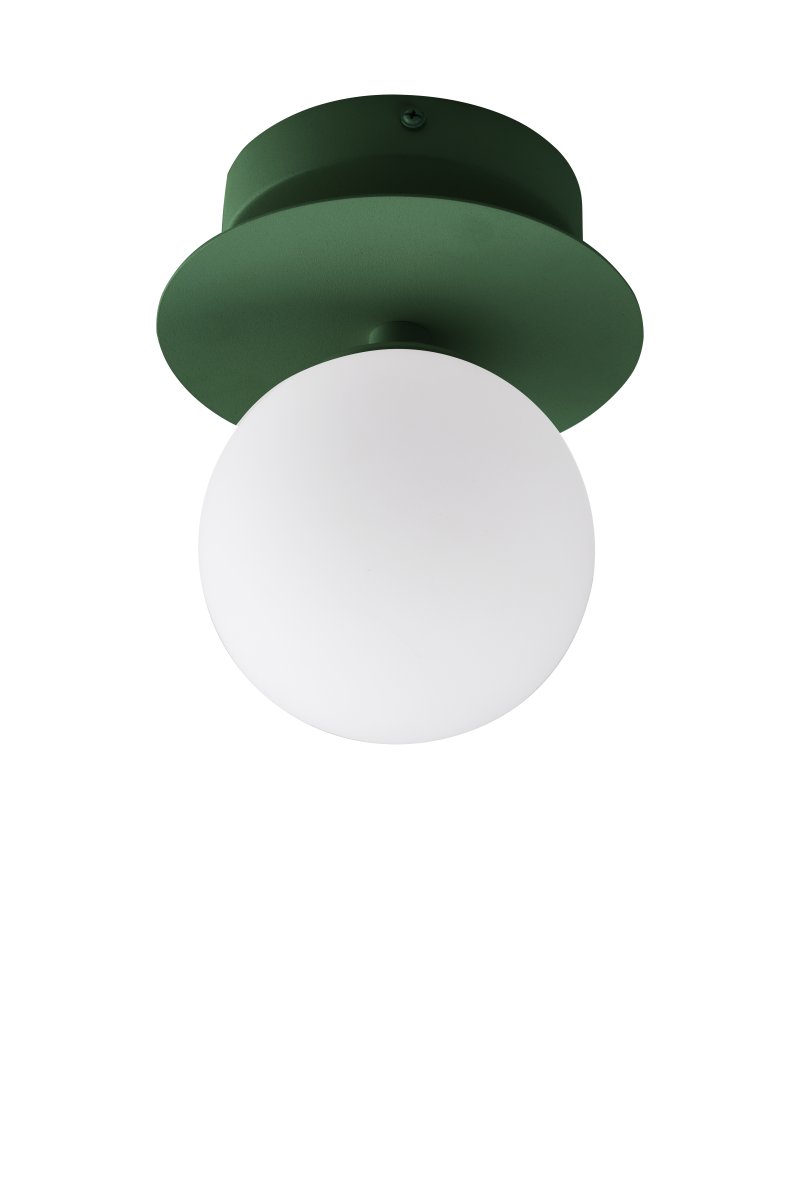 Art Deco Ø16 Groen/wit badkamerlamp Van Globen Lighting - De lamp is gemaakt van metaal en heeft een witte glazen kap die zorgt voor een mooie lichtspreiding in de kamer.