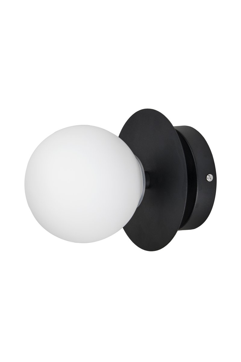 Art Deco Ø16 Zwart en wit badkamerlamp Van Globen Lighting - De lamp is gemaakt van metaal en heeft een witte glazen kap die zorgt voor een mooie lichtspreiding in de kamer.