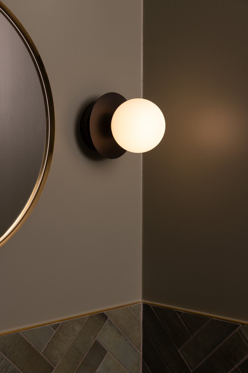 Art Deco Ø16 Zwart en wit badkamerlamp Van Globen Lighting - De lamp is gemaakt van metaal en heeft een witte glazen kap die zorgt voor een mooie lichtspreiding in de kamer.