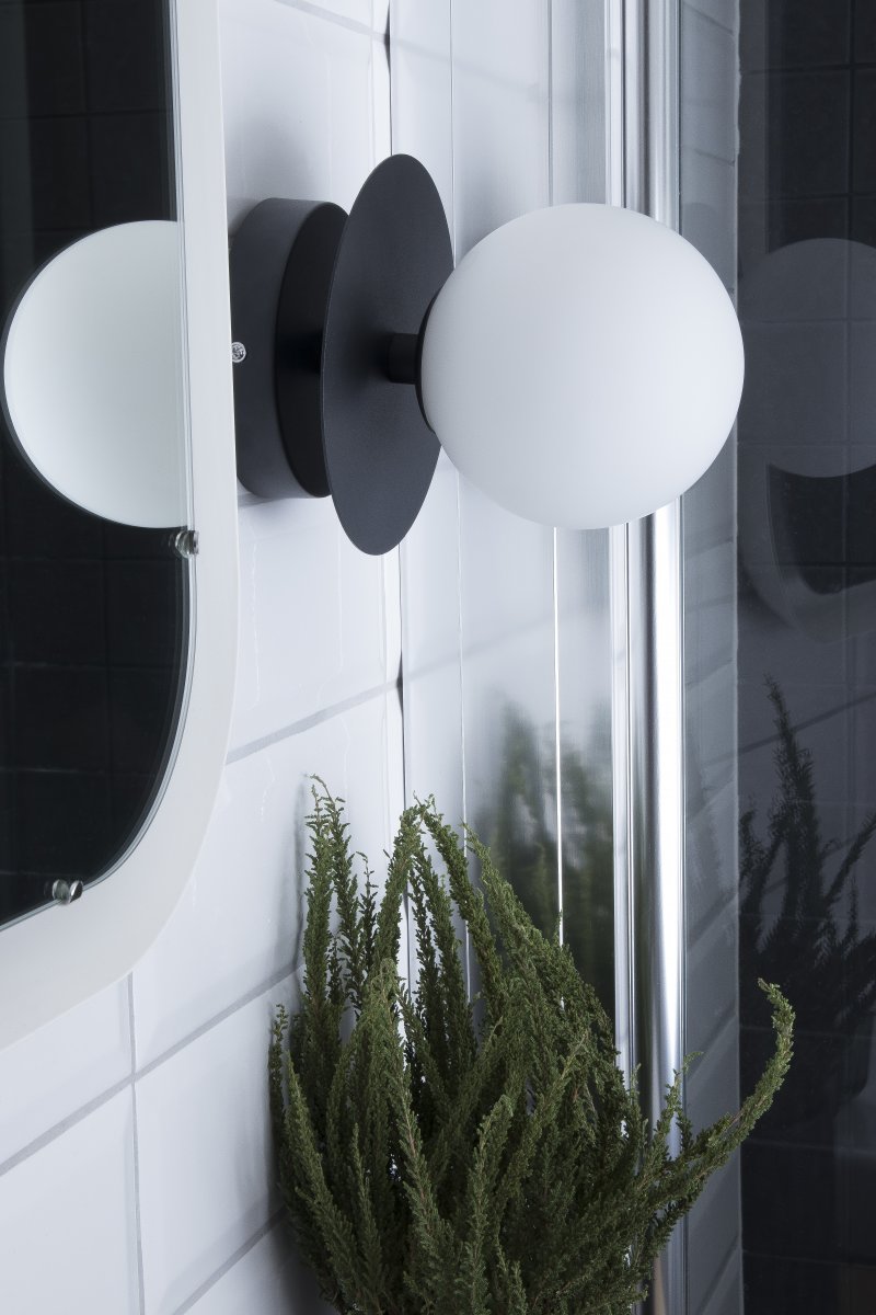 Art Deco Ø16 Zwart en wit badkamerlamp Van Globen Lighting - De lamp is gemaakt van metaal en heeft een witte glazen kap die zorgt voor een mooie lichtspreiding in de kamer.