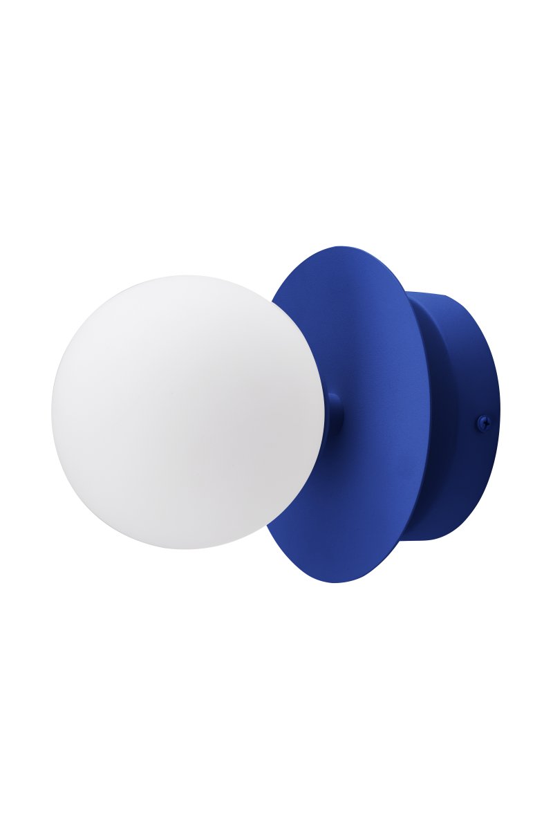 Art Deco Ø16 Blauw/wit badkamerlamp Van Globen Lighting - De lamp is gemaakt van metaal en heeft een witte glazen kap die zorgt voor een mooie lichtspreiding in de kamer.