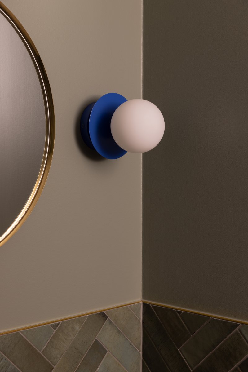 Art Deco Ø16 Blauw/wit badkamerlamp Van Globen Lighting - De lamp is gemaakt van metaal en heeft een witte glazen kap die zorgt voor een mooie lichtspreiding in de kamer.