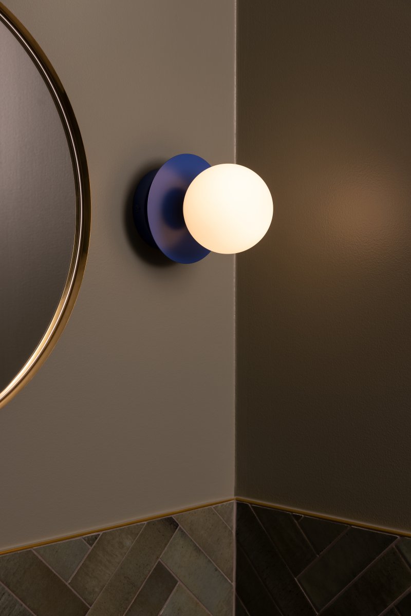 Art Deco Ø16 Blauw/wit badkamerlamp Van Globen Lighting - De lamp is gemaakt van metaal en heeft een witte glazen kap die zorgt voor een mooie lichtspreiding in de kamer.