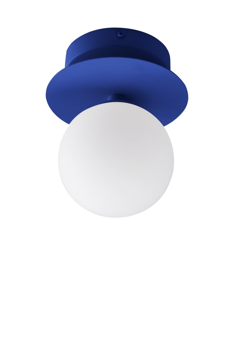 Art Deco Ø16 Blauw/wit badkamerlamp Van Globen Lighting - De lamp is gemaakt van metaal en heeft een witte glazen kap die zorgt voor een mooie lichtspreiding in de kamer.