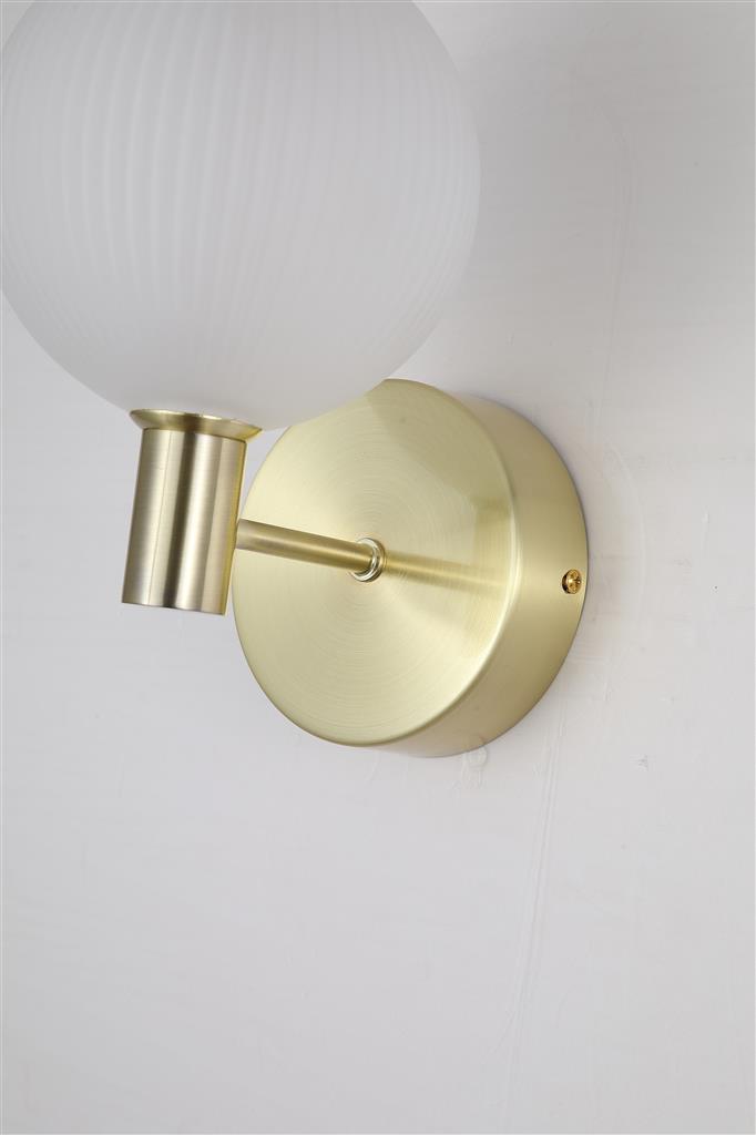 Luminique 15cm Messing wandlamp Van Searchlight - Luminique is een elegante en exclusieve wandlamp die een geribbelde kap van mat glas combineert met stijlvolle details in een satijn messing afwerking.