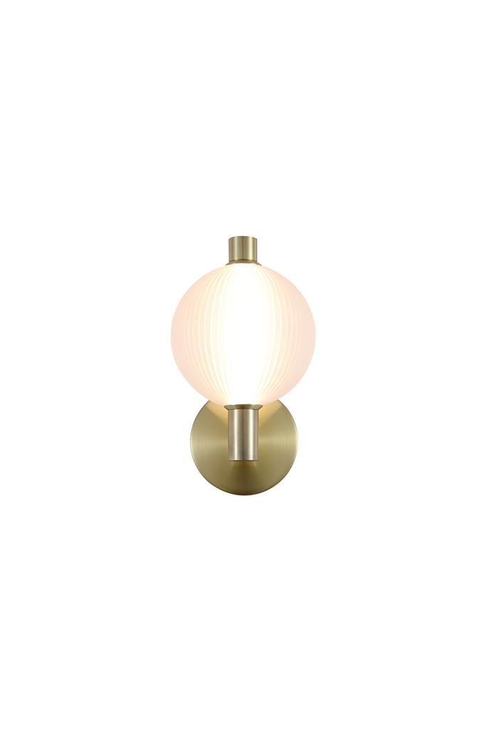 Luminique 15cm Messing wandlamp Van Searchlight - Luminique is een elegante en exclusieve wandlamp die een geribbelde kap van mat glas combineert met stijlvolle details in een satijn messing afwerking.