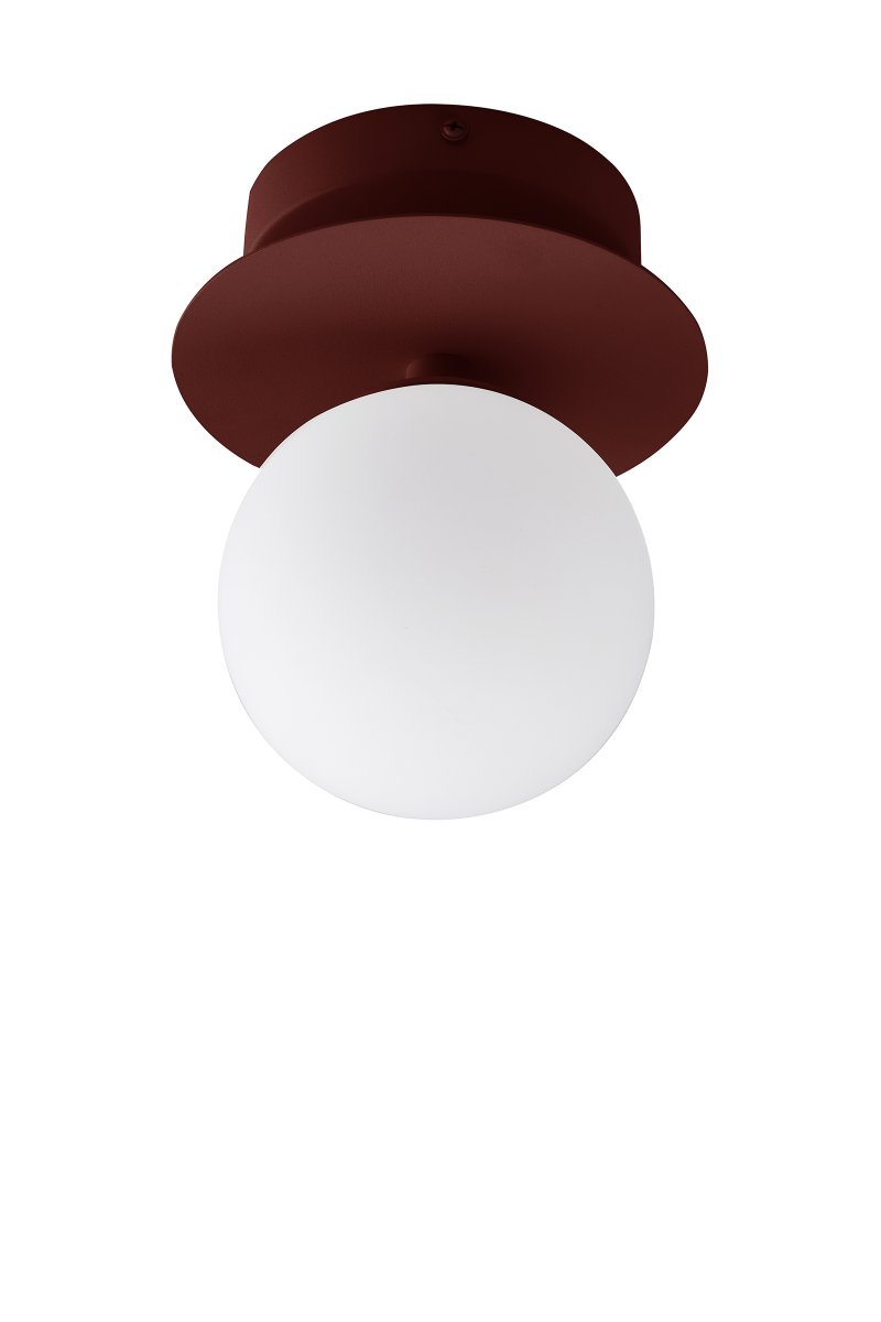 Art Deco Ø16 Bourgogne badkamerlamp Van Globen Lighting - Art Deco is een decoratieve lamp van ijzer met een diep bordeauxrode afwerking en een ronde kap van opaalwit glas.