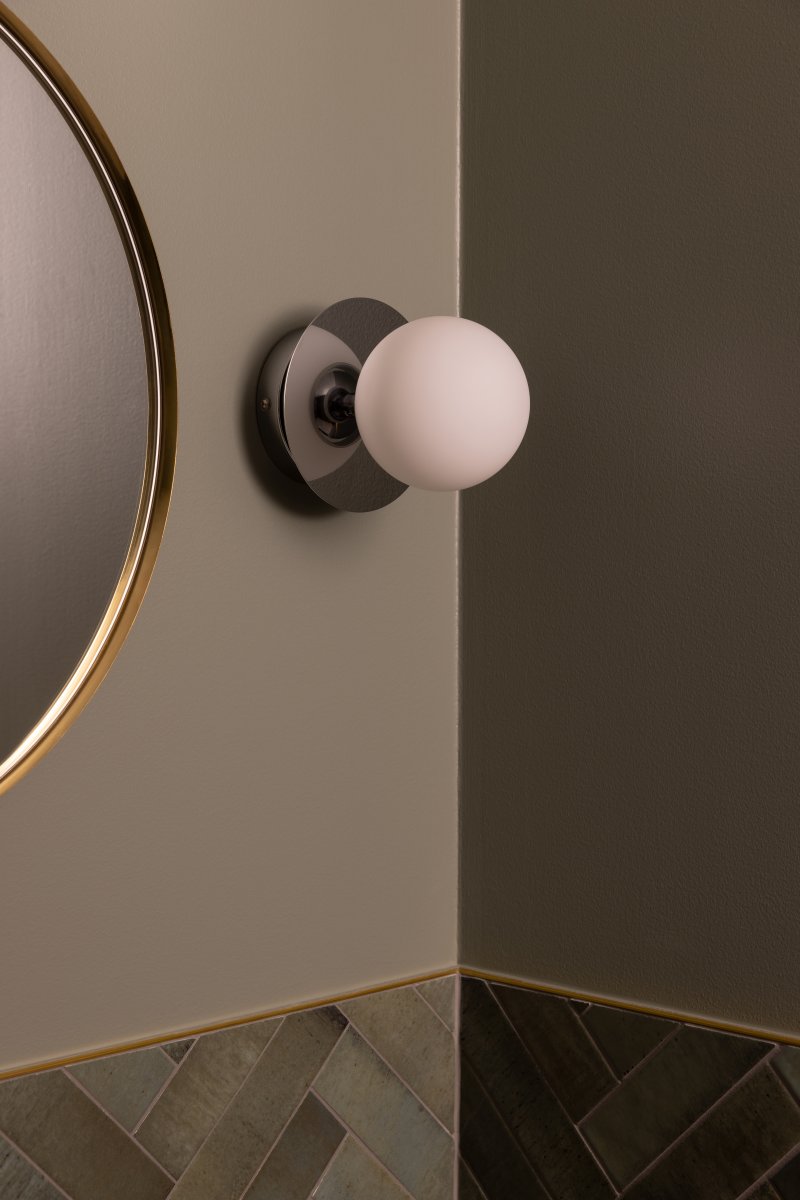 Art Deco Ø16 Chroom/wit badkamerlamp Van Globen Lighting - De lamp is gemaakt van metaal en heeft een witte glazen kap die zorgt voor een mooie lichtspreiding in de kamer.