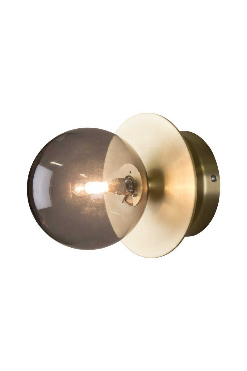 Art Deco Ø16 Geborsteld messing/gerookt badkamerlamp Van Globen Lighting - De lamp is gemaakt van metaal en heeft een kap van rookglas die zorgt voor een mooie lichtspreiding in de ruimte.