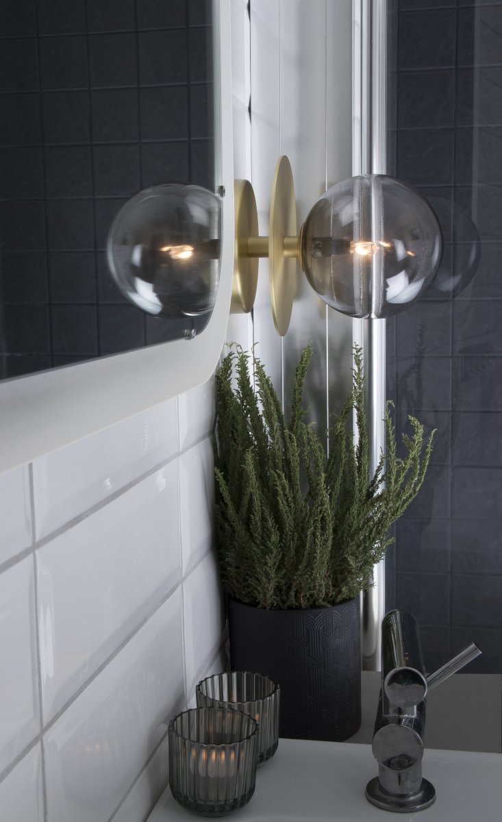 Art Deco Ø16 Geborsteld messing/gerookt badkamerlamp Van Globen Lighting - De lamp is gemaakt van metaal en heeft een kap van rookglas die zorgt voor een mooie lichtspreiding in de ruimte.