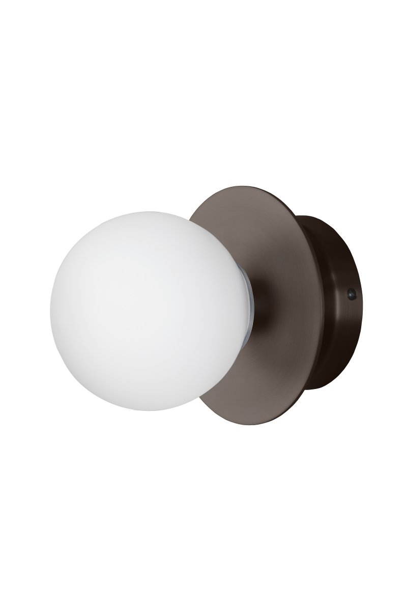 Art Deco Ø16 Brons/wit badkamerlamp Van Globen Lighting - De lamp is gemaakt van metaal en heeft een witte glazen kap die zorgt voor een mooie lichtspreiding in de kamer.