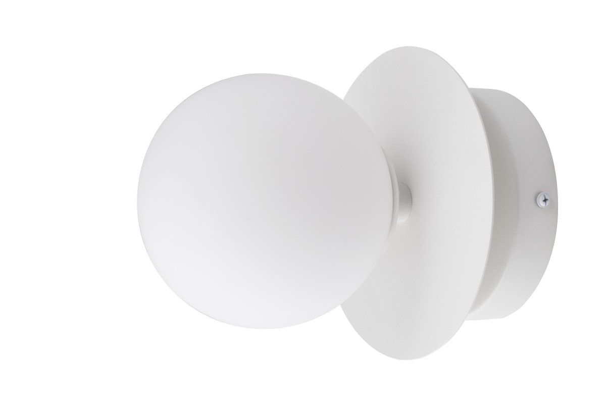 Art Deco Ø24 Wit badkamerlamp Van Globen Lighting - De lamp is gemaakt van metaal en heeft een matwitte glazen kap die zorgt voor een mooie lichtspreiding in de ruimte.
