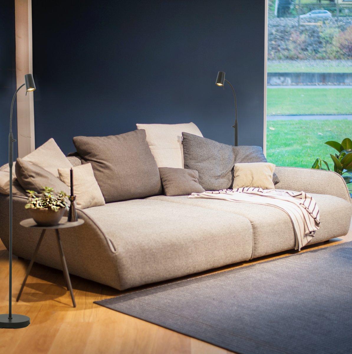 Pilot Zwart vloerlamp Van Aneta Lighting - De lampenkop is aan&aring; De arm is buigbaar en de lamp is dimbaar met een dimmerknop aan de bovenkant.