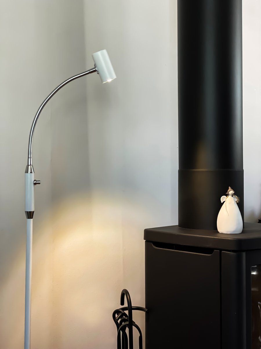 Gusto Wit vloerlamp Van Aneta Lighting - en uit met een dimmer aan; de lamp.