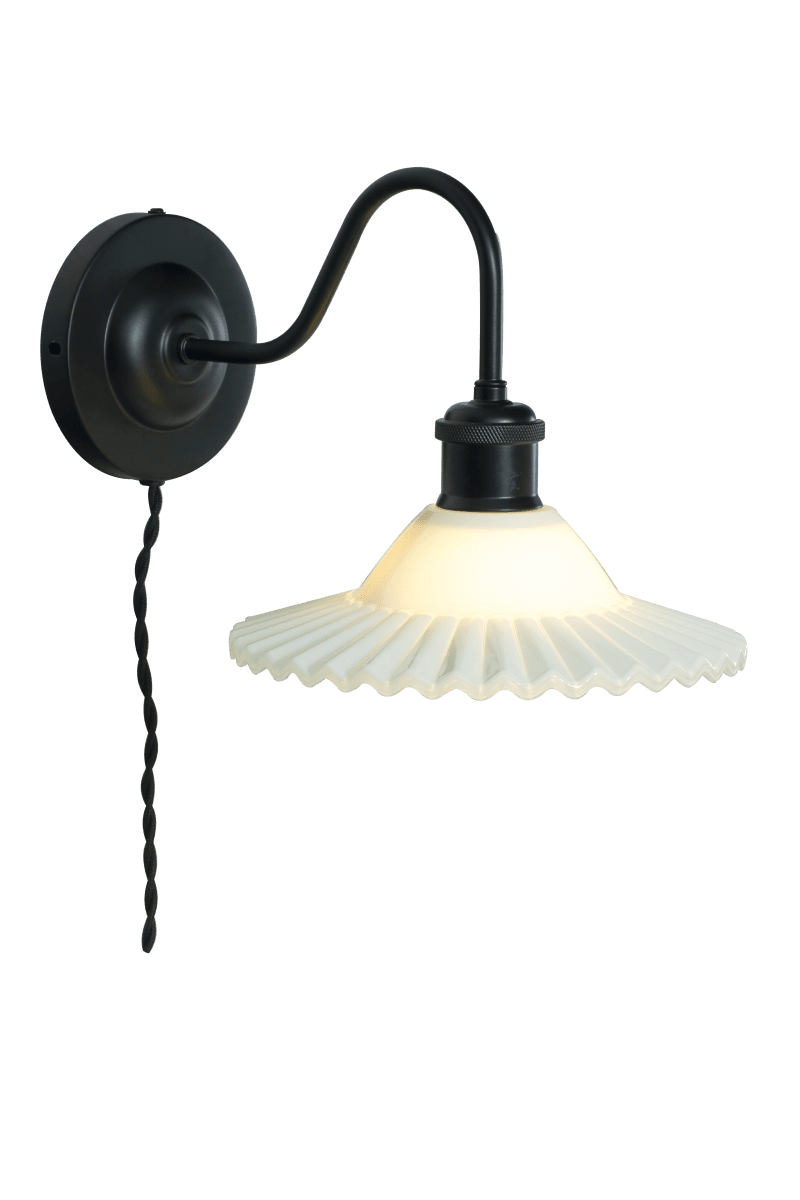 Silvia 30cm Zwart en wit wandlamp Van Aneta Lighting - Past in de meeste kamers en creëert een zacht, decoratief licht dat bijdraagt aan een uitnodigende sfeer.