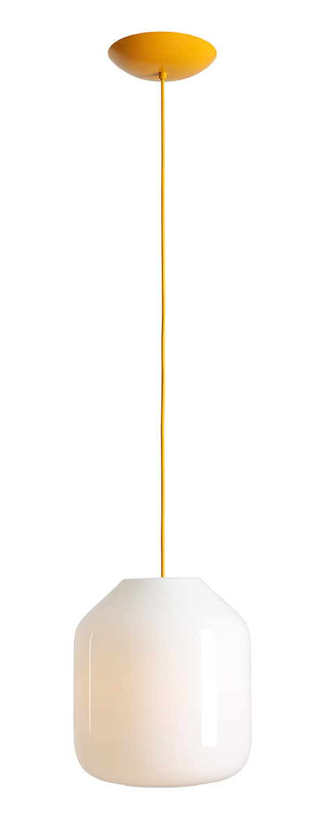 Flask Ø27 Geel hanglamp Van Artera - De royale kap van opaalglas heeft een diameter van 27 cm en verspreidt een zacht en aangenaam licht dat een uitnodigende sfeer in de kamer creëert.
