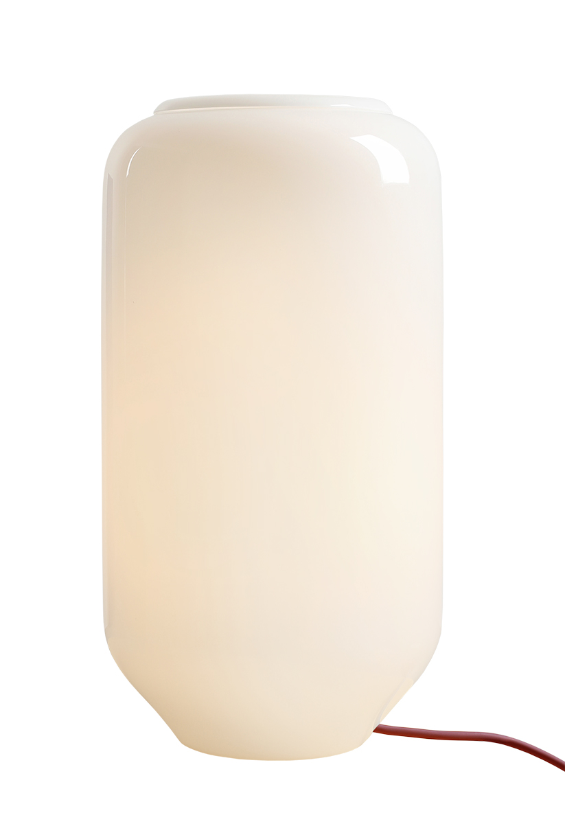 Flask 36cm Wit/rood tafellamp Van Artera - De hoge, ronde kap van opaalglas verspreidt een zacht en aangenaam licht dat een warme en uitnodigende sfeer creëert.