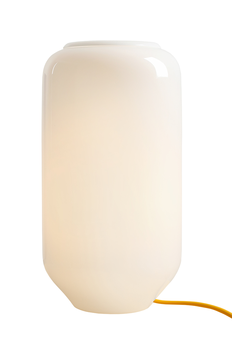 Flask 36cm Wit/geel tafellamp Van Artera - De hoge, ronde kap van opaalglas verspreidt een zacht en aangenaam licht dat een warme en uitnodigende sfeer creëert.