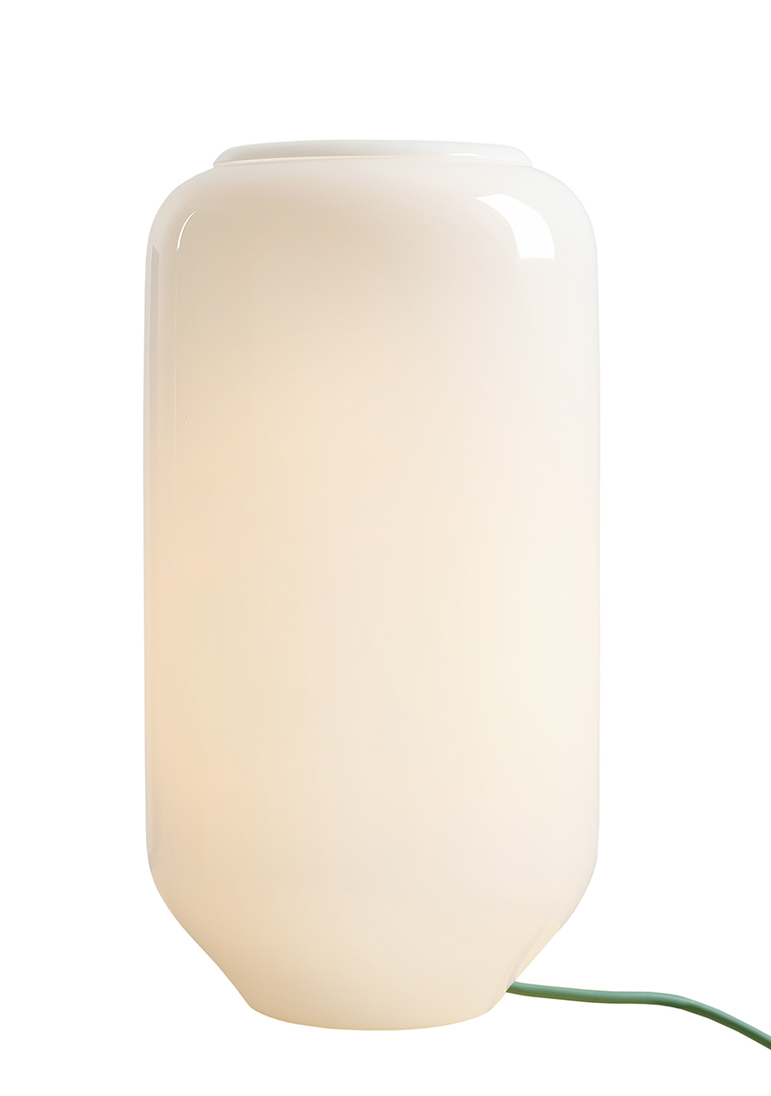 Flask 36cm Wit/groen tafellamp Van Artera - De hoge, ronde kap van opaalglas verspreidt een zacht en aangenaam licht dat een warme en uitnodigende sfeer creëert.