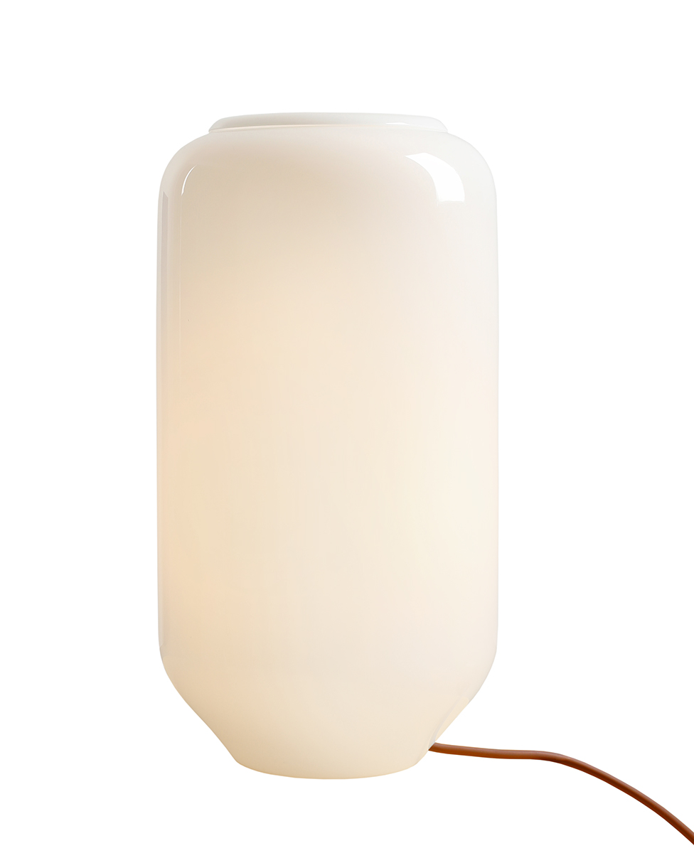 Flask 36cm Wit/terracotta tafellamp Van Artera - De hoge, ronde kap van opaalglas verspreidt een zacht en aangenaam licht dat een warme en uitnodigende sfeer creëert.