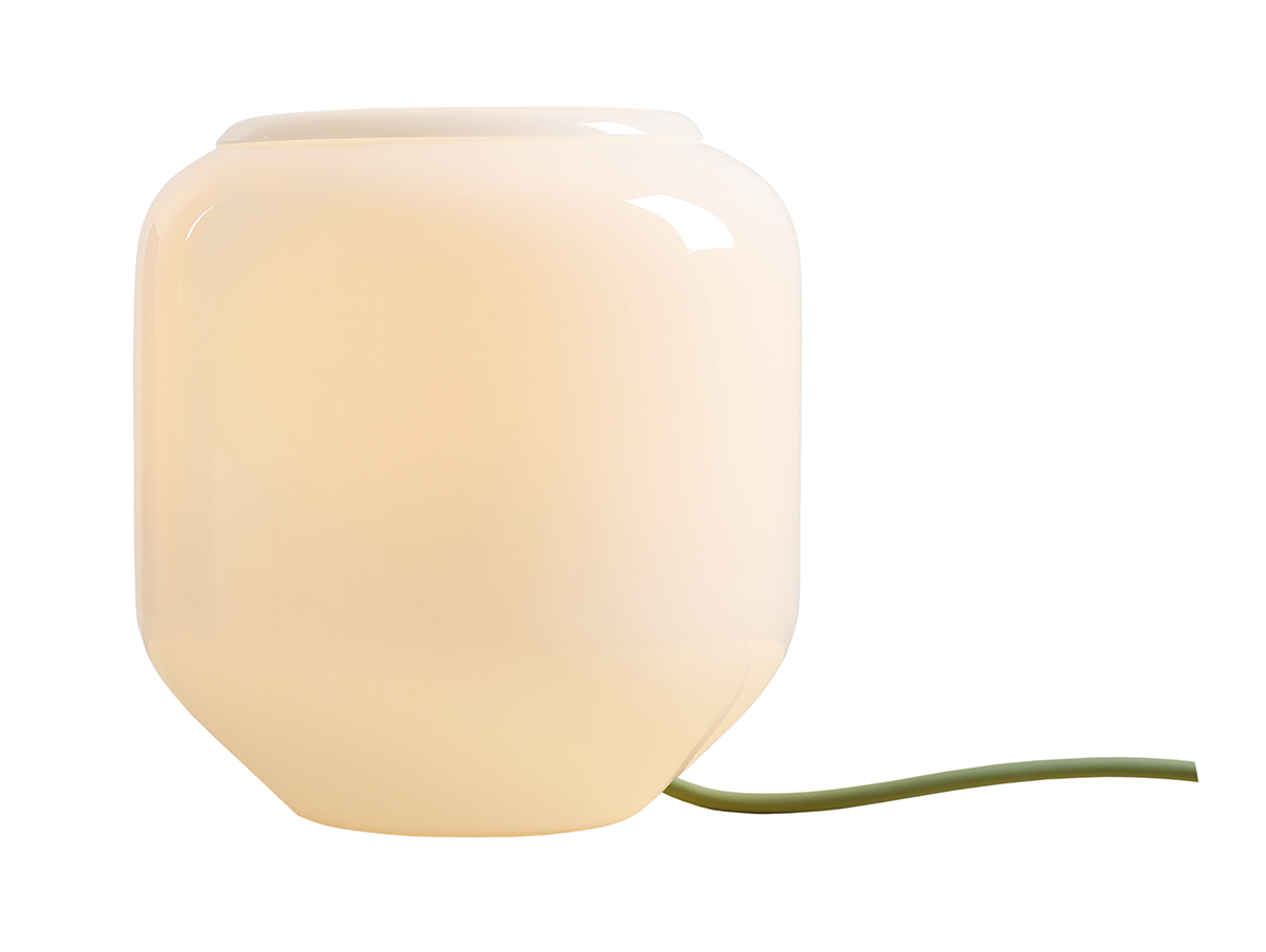 Flask 18cm Wit/groen tafellamp Van Artera - De saliegroene kabel is een mooi kleurrijk detail dat de lamp een harmonieuze en speelse uitstraling geeft.