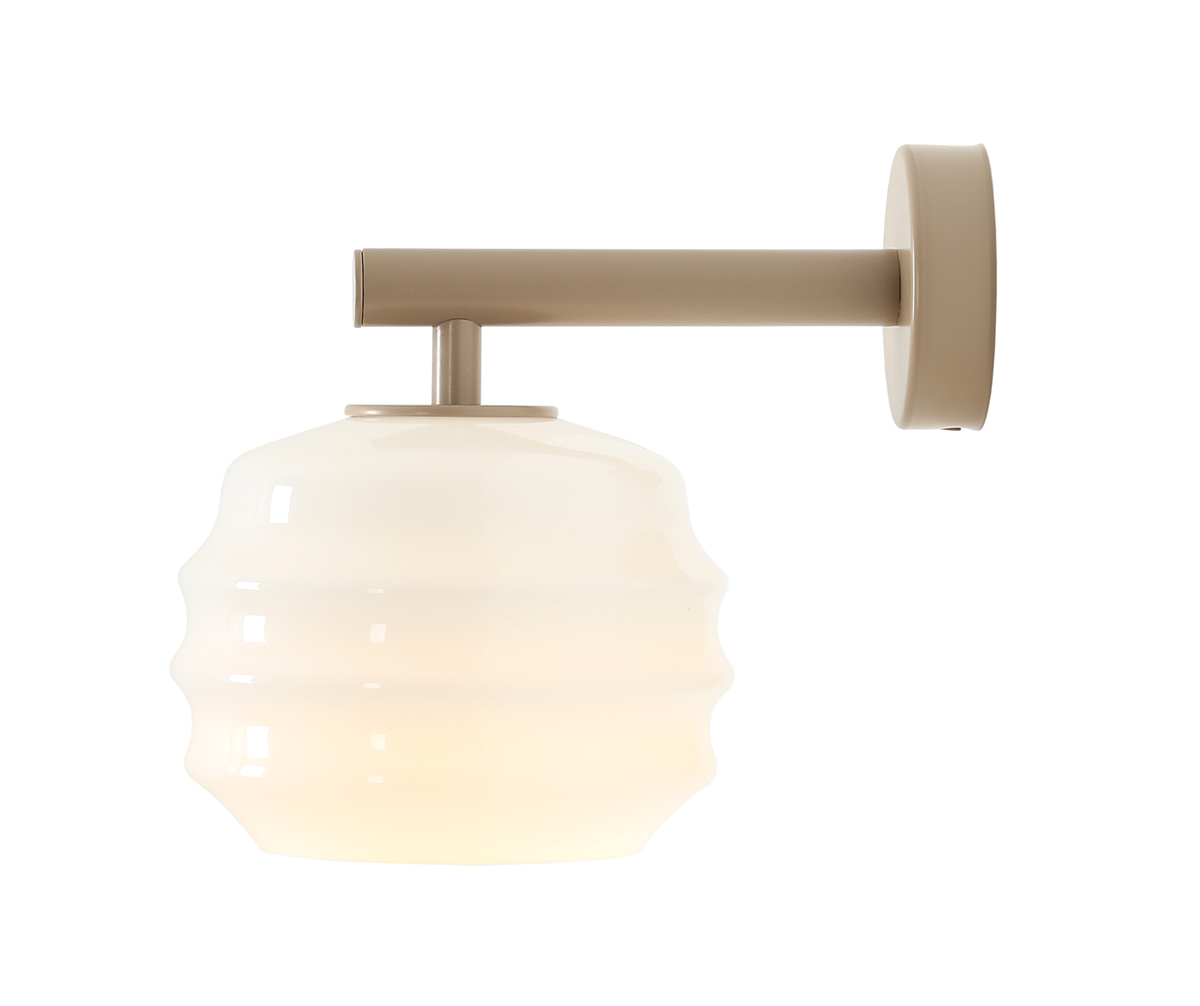 Puff 23cm Beige wandlamp Van Artera - De beige metalen details vormen een mooi contrast met het lichte glas en geven de lamp een warme uitstraling.