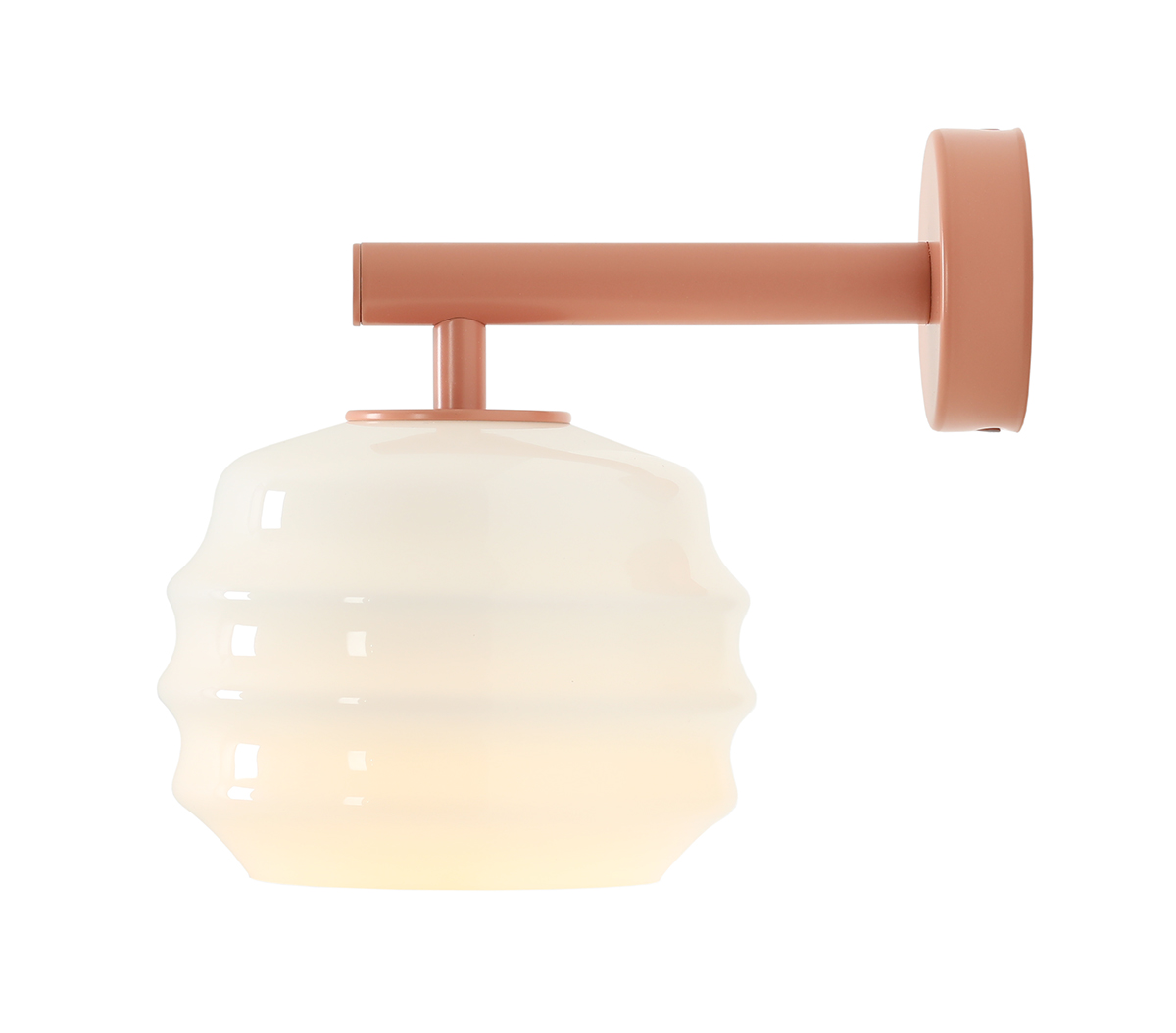 Puff 23cm Koraal wandlamp Van Artera - De koraalroze metalen details vormen een mooi contrast met het lichte glas en geven de lamp een warme uitstraling.