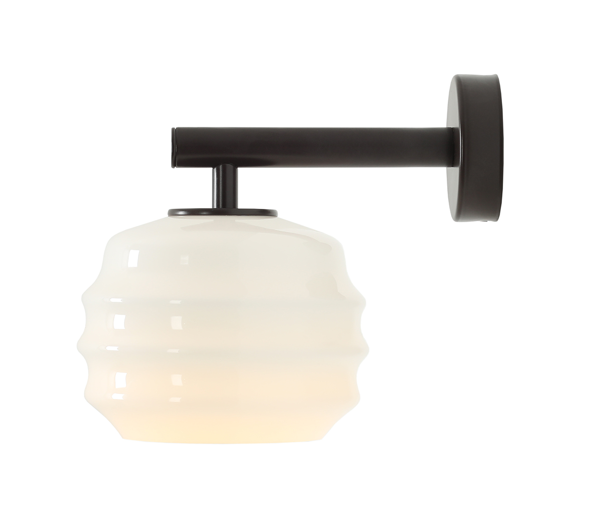 Puff 23cm Donkerbruin wandlamp Van Artera - De donkerbruine metalen details vormen een mooi contrast met het lichte glas en geven de lamp een warme uitstraling.