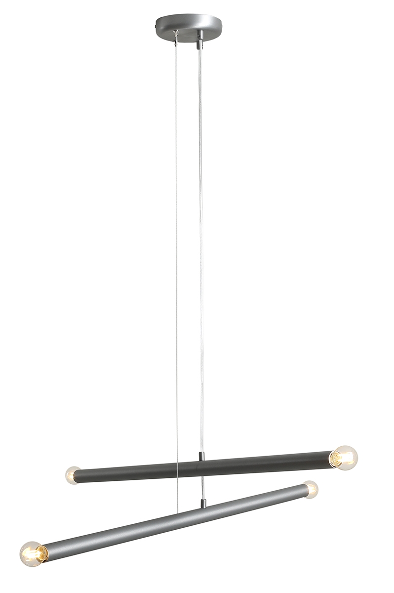 Tubo 4 100cm Staal hanglamp Van Artera - De lamp bestaat uit twee smalle metalen buizen met een elegante stalen afwerking, die onder verschillende hoeken zijn geplaatst en zo een spannend en luchtig effect creëren.