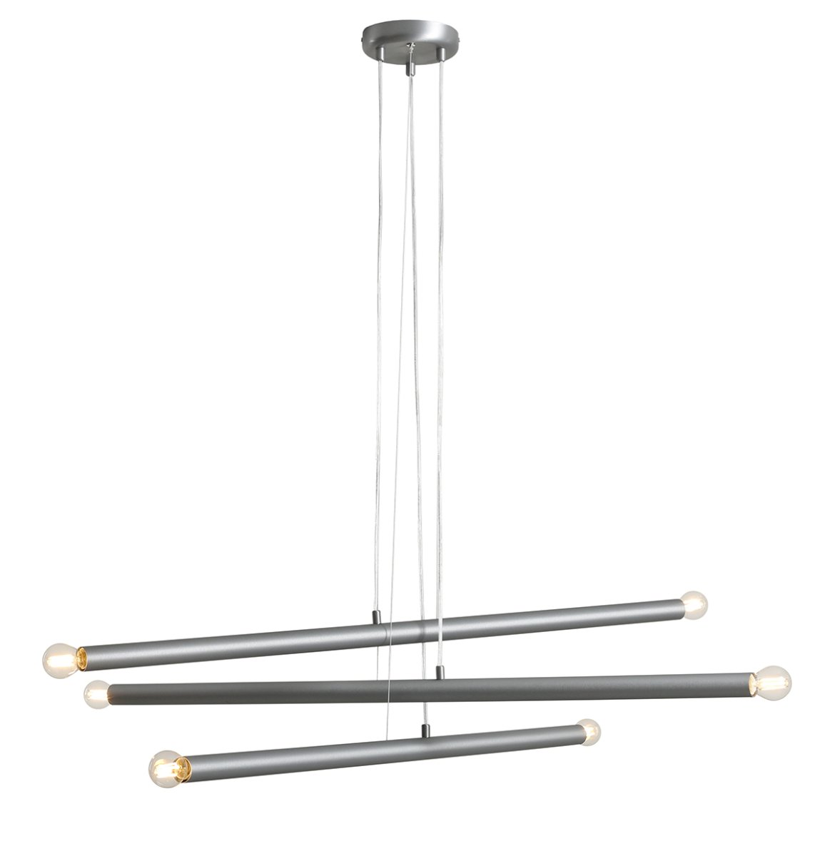 Tubo 6 100cm Staal hanglamp Van Artera - De lamp bestaat uit drie smalle metalen buizen met een elegante stalen afwerking, die op verschillende hoogtes en hoeken zijn geplaatst en zo een spannend en luchtig effect cre&euml;ren.