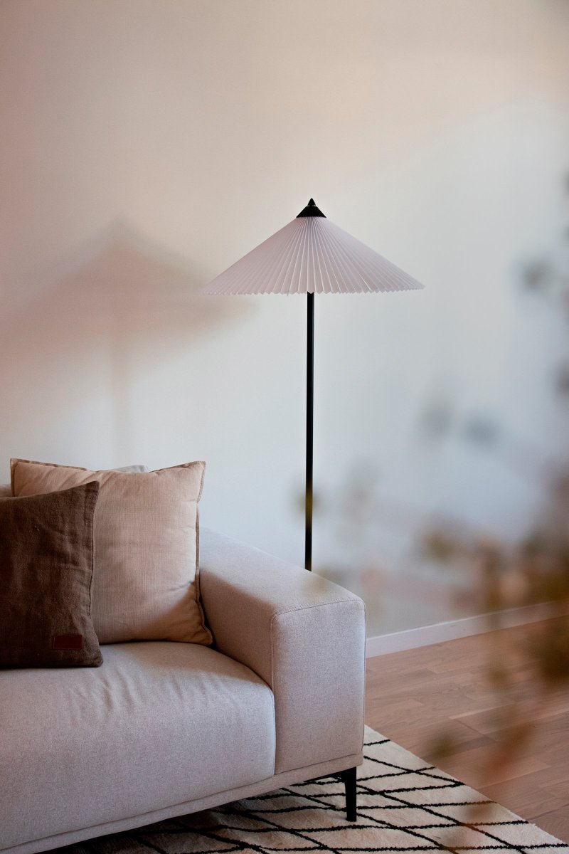 Matisse Wit vloerlamp Van Globen Lighting - Matisse heeft een geplooide witte textielkap en is versierd met een bijpassende geplooide metalen bovenkant.