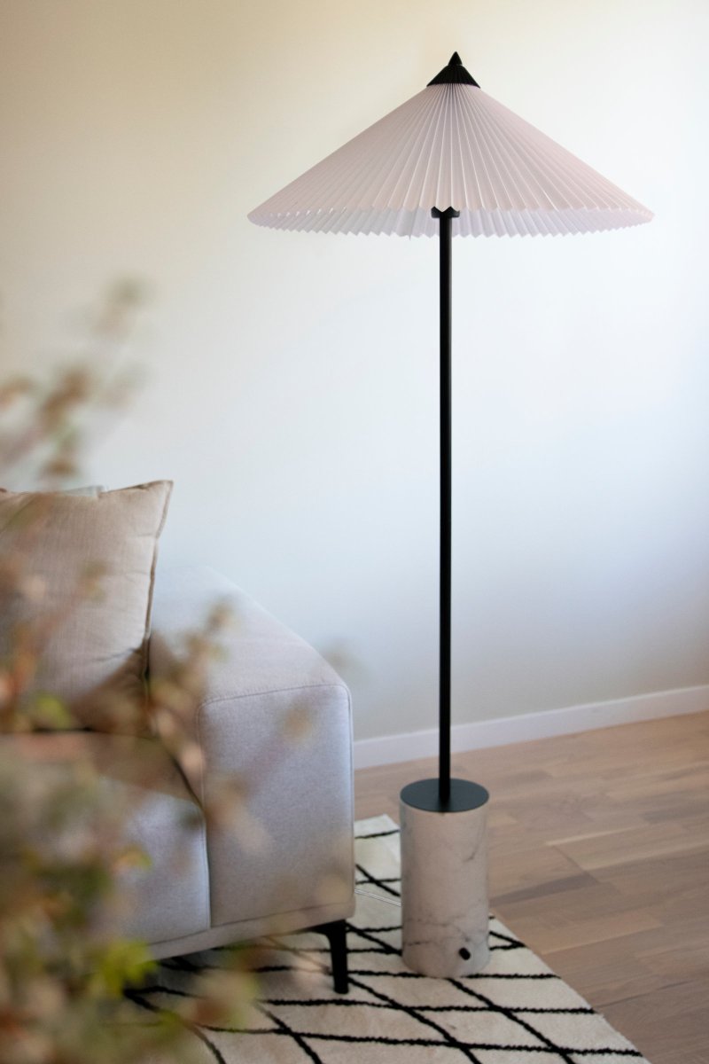 Matisse Wit vloerlamp Van Globen Lighting - Matisse heeft een geplooide witte textielkap en is versierd met een bijpassende geplooide metalen bovenkant.