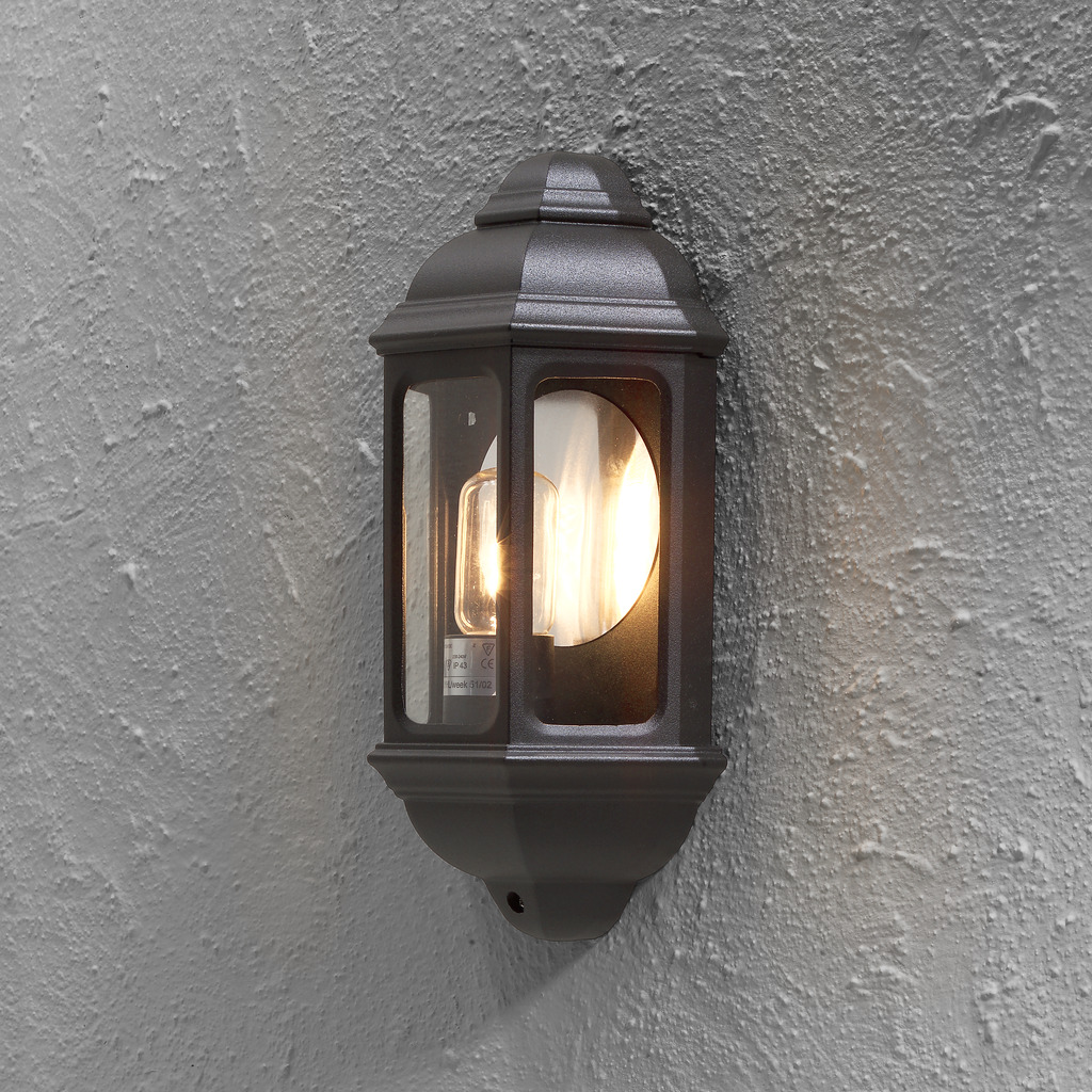 Cagliari Zwart buitenlamp Van Konstsmide - De robuuste constructie van de lamp is ontworpen om alle weersomstandigheden te weerstaan, waardoor het een duurzame en betrouwbare keuze is voor uw buitenmuur.