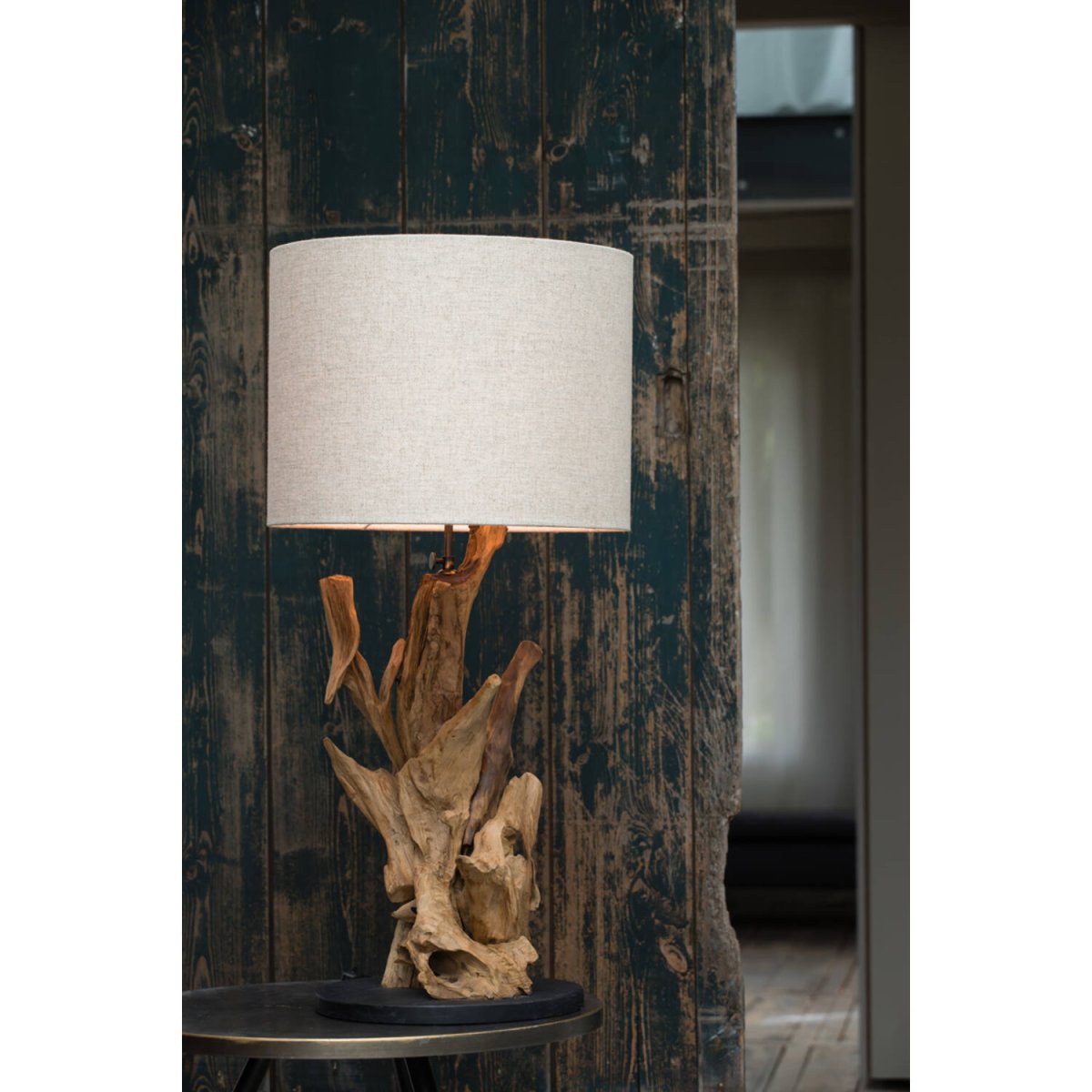 Ikal 50cm Hout lampenvoet Van Light & Living - Deze lampvoet is gemaakt van gerecyclede teakwortel en geeft een artistieke en organische uitstraling die elke kamer transformeert in een harmonieuze oase.
