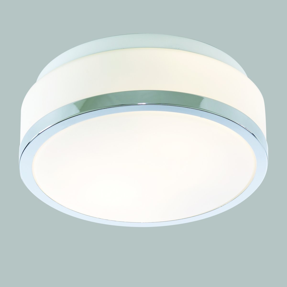 Cheese Ø23 Chroom badkamerlamp Van Searchlight - De matwitte kap zorgt voor zacht en aangenaam licht en creëert een ontspannen en uitnodigende sfeer.