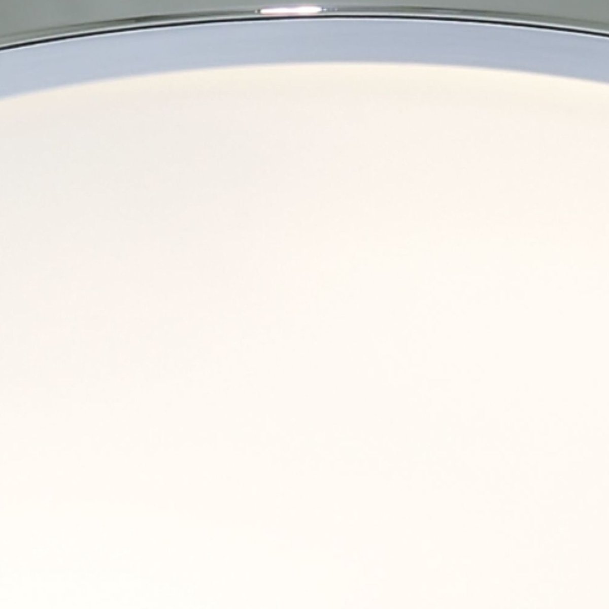 Cheese Ø23 Chroom badkamerlamp Van Searchlight - De matwitte kap zorgt voor zacht en aangenaam licht en creëert een ontspannen en uitnodigende sfeer.
