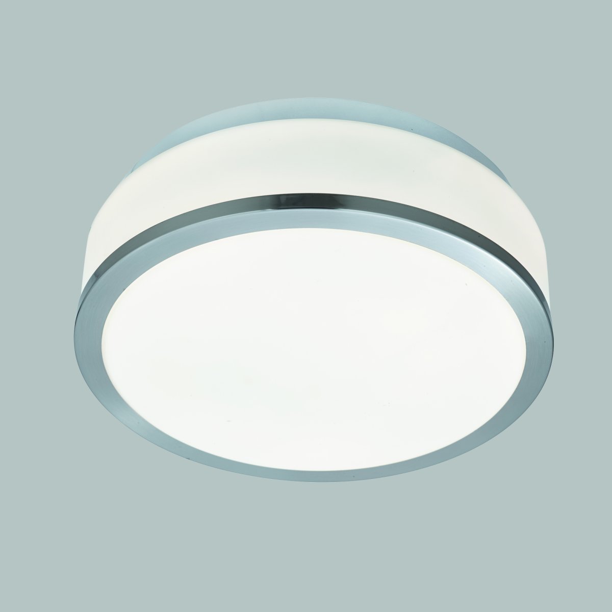 Cheese Ø23 Zilver badkamerlamp Van Searchlight - De matwitte kap zorgt voor zacht en aangenaam licht en creëert een ontspannen en uitnodigende sfeer.