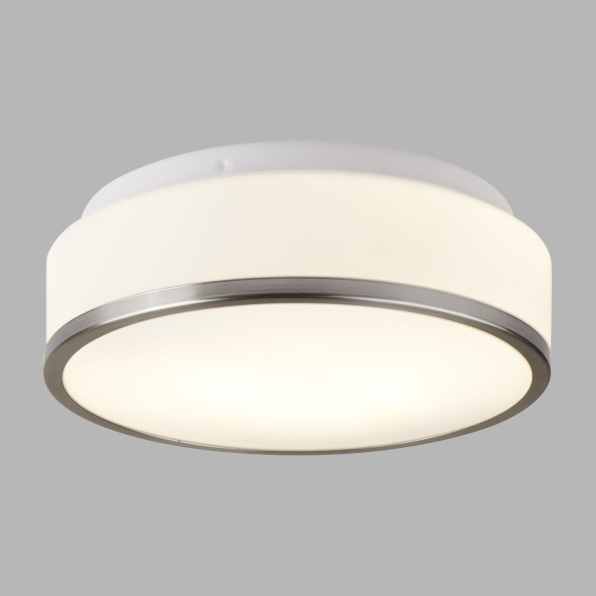 Cheese Ø30 Zilver badkamerlamp Van Searchlight - De matwitte kap zorgt voor zacht en aangenaam licht en creëert een ontspannen en uitnodigende sfeer.