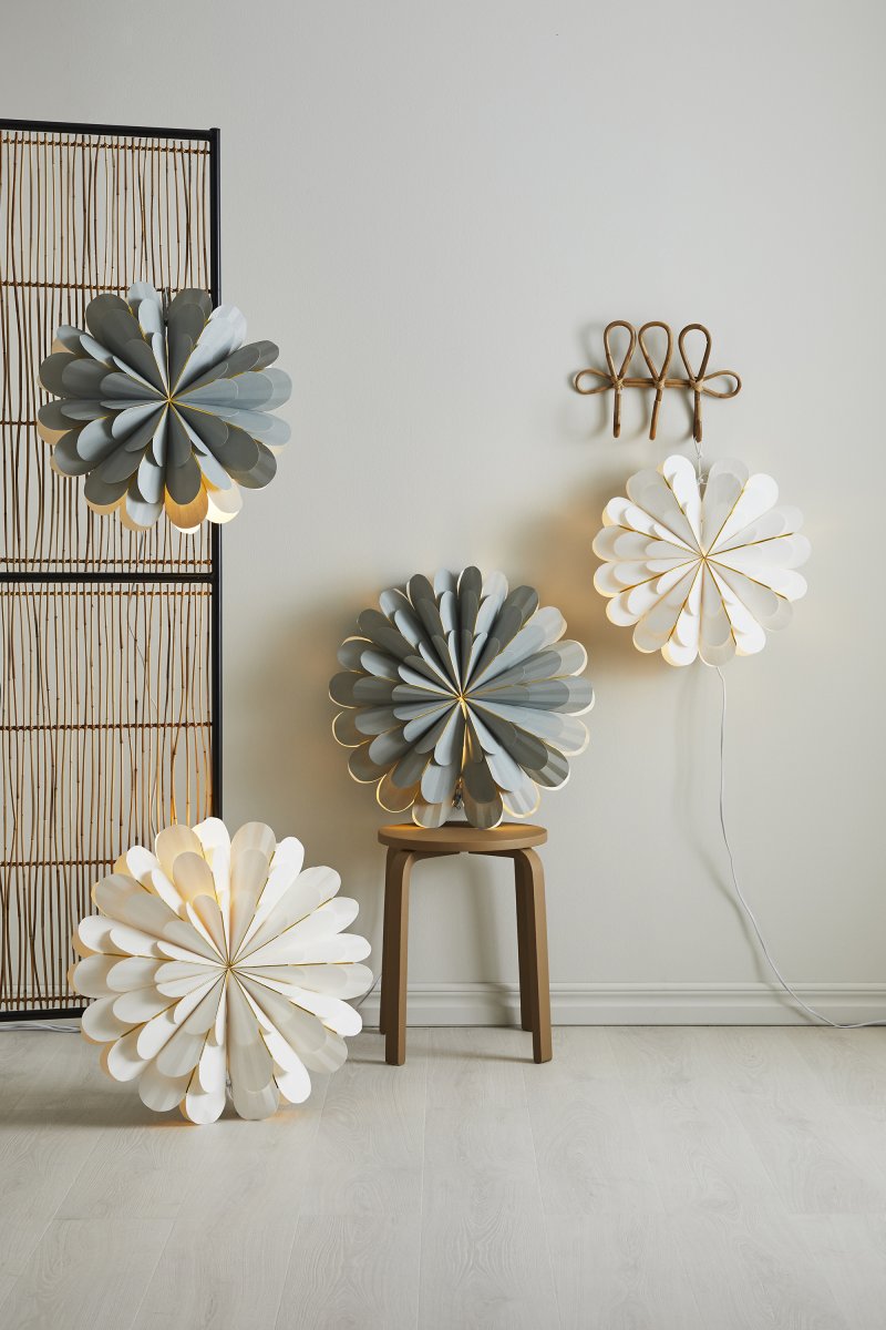 Marigold Ø45 Wit Van Markslöjd - De prachtige witte papierkleur geeft het een zachte en moderne uitstraling en vormt een mooi contrast met de meer traditionele kerststerren.