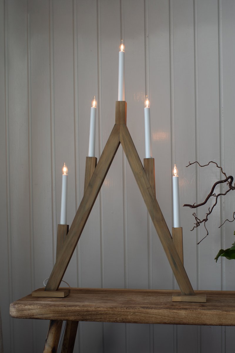 Bjurfors Lichtbruin Van Markslöjd - De voet is gemaakt van licht gebeitst hout (grenen) en de kaarsen zijn van wit plastic.
