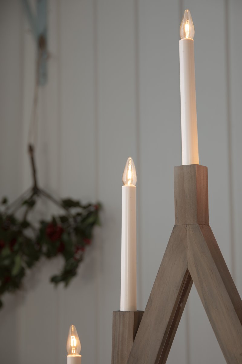 Bjurfors Lichtbruin Van Markslöjd - De voet is gemaakt van licht gebeitst hout (grenen) en de kaarsen zijn van wit plastic.