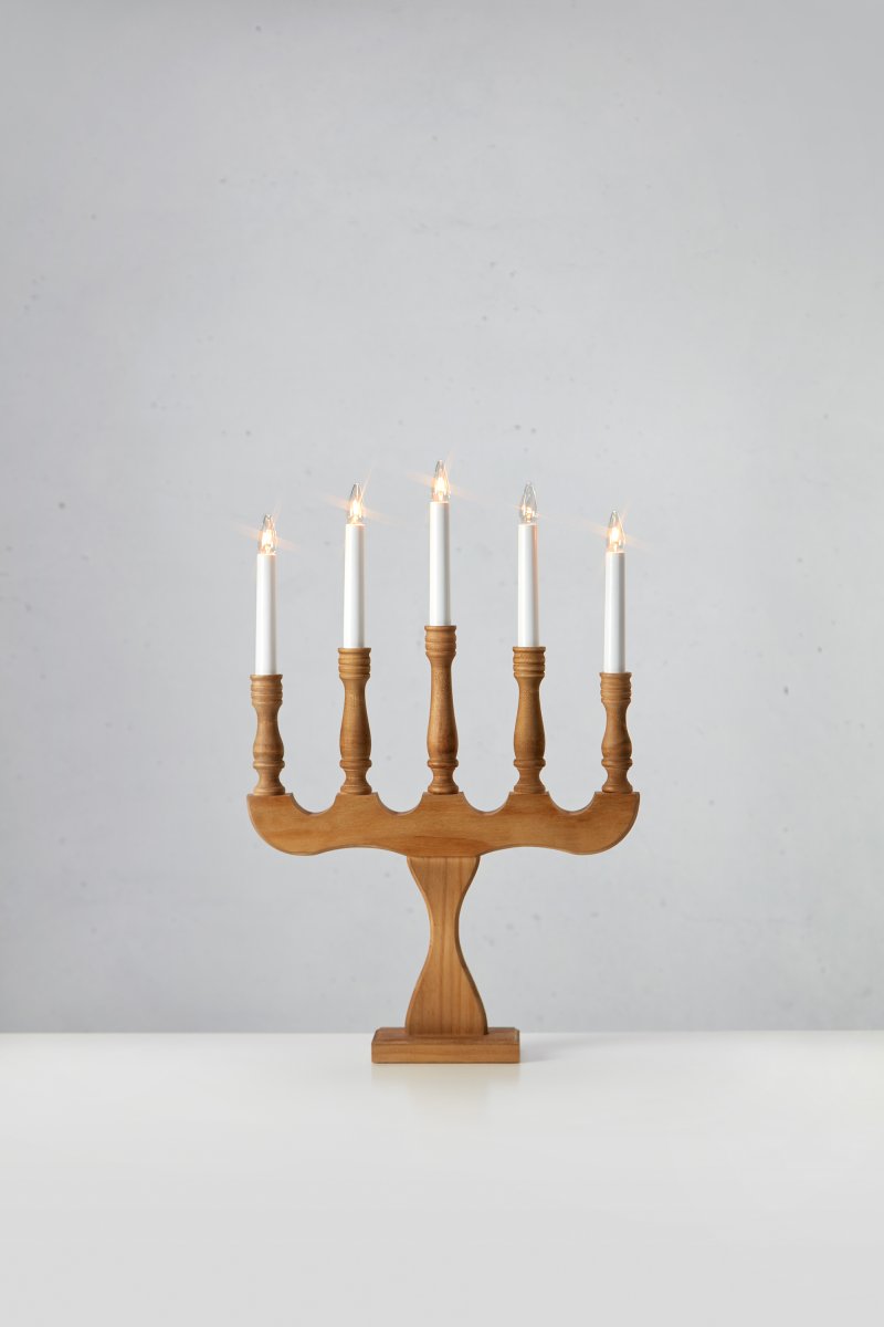 Svaneholm Bruin Van Markslöjd - Adventkandelaar met vijf armen in een bruin gebeitste kleur.