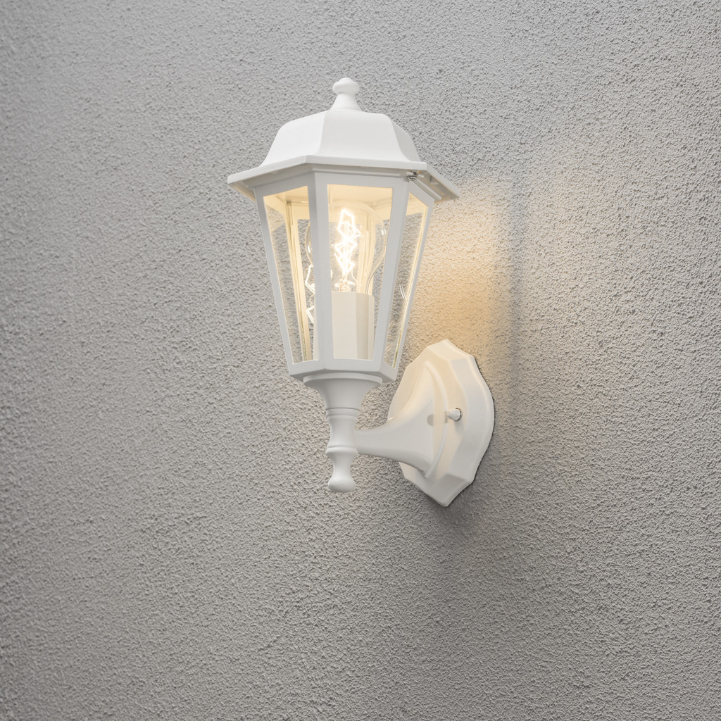 Vägglykta Wit buitenlamp Van Konstsmide - Dankzij het lantaarnvormige ontwerp en de heldere glaspanelen verspreidt de lamp een warm en uitnodigend licht dat perfect is voor entrees, terrassen en looppaden.