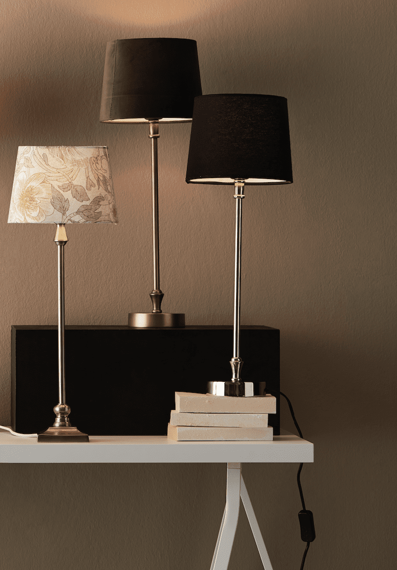 Liam 60cm Messing/Groen tafellamp Van PR Home - De lampenkap is 20 cm breed en 15,5 cm hoog en heeft een E27-fitting.