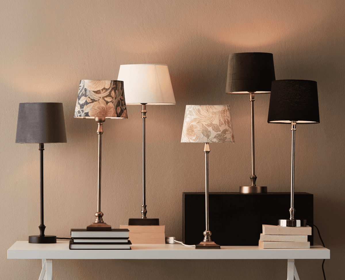 Liam 60cm Zwart en wit tafellamp Van PR Home - De lampenkap is 20 cm breed en 15,5 cm hoog en heeft een E27-fitting.