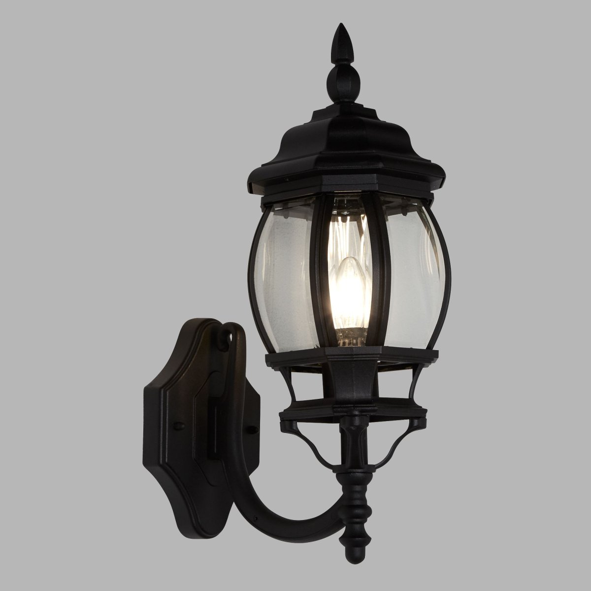 Bel Aire Zwart buitenlamp Van Searchlight - Geïnspireerd op traditionele lantaarns combineert deze lamp een robuuste constructie met stijlvolle details en helder glas, wat zorgt voor een warm en uitnodigend licht.