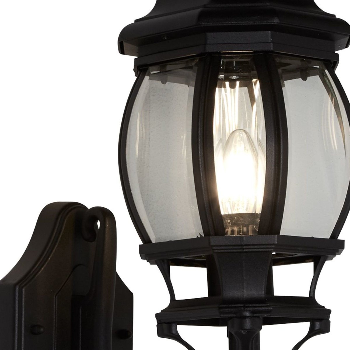 Bel Aire Zwart buitenlamp Van Searchlight - Geïnspireerd op traditionele lantaarns combineert deze lamp een robuuste constructie met stijlvolle details en helder glas, wat zorgt voor een warm en uitnodigend licht.