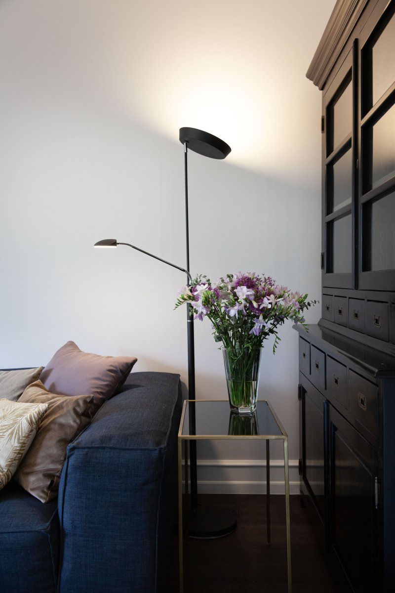 Vegas Zwart vloerlamp Van Halo Design - Dankzij het slimme 2-in-1-ontwerp beschikt de lamp over zowel een krachtige uplight die een aangenaam algemeen licht creëert als een flexibele locklight voor gerichte verlichting.