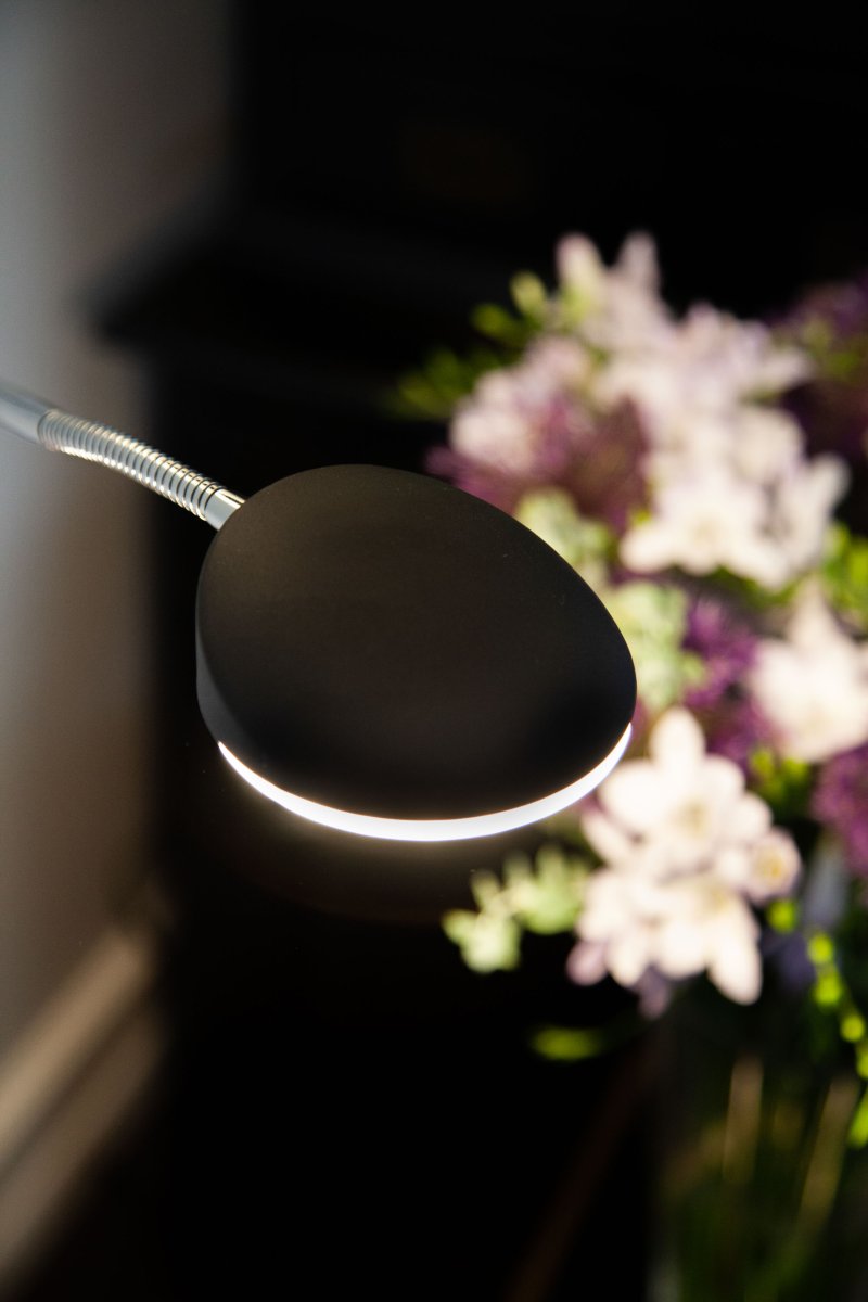 Vegas Zwart vloerlamp Van Halo Design - Dankzij het slimme 2-in-1-ontwerp beschikt de lamp over zowel een krachtige uplight die een aangenaam algemeen licht creëert als een flexibele locklight voor gerichte verlichting.