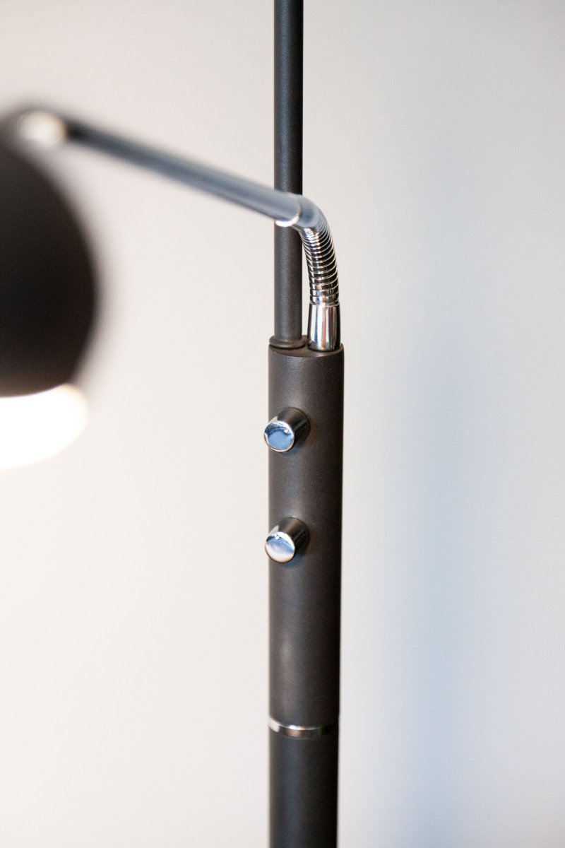 Vegas Zwart vloerlamp Van Halo Design - Dankzij het slimme 2-in-1-ontwerp beschikt de lamp over zowel een krachtige uplight die een aangenaam algemeen licht creëert als een flexibele locklight voor gerichte verlichting.